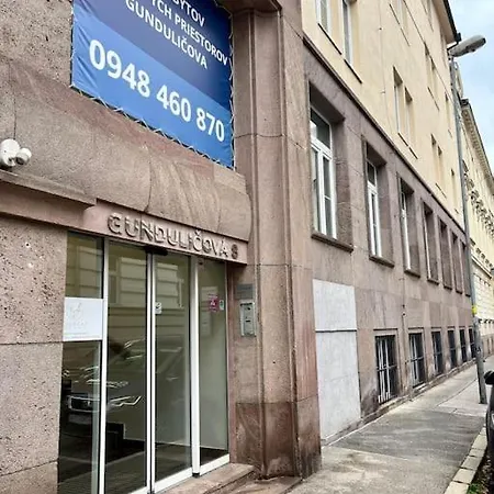 Modern Comfort Next To Historic Sights Bratislava